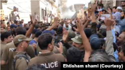 巴基斯坦旁遮普省萨戈达市的冲突现场的警察人员。（2024年5月25日）