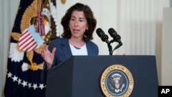 2023年6月26日，美國商務部長雷蒙多在華盛頓白宮東廳舉行的關於高速互聯網基礎設施的活動中發表講話。（美聯社照片）