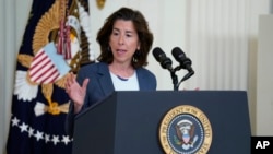 2023年6月26日，美國商務部長雷蒙多在華盛頓白宮東廳舉行的關於高速互聯網基礎設施的活動中發表講話。（美聯社照片）