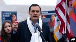 美国国会众议院美国与中共战略竞争特设委员会主席麦克·加拉格尔在2023年3月10日中国驻华盛顿大使馆外的集会上抨击中国在西藏的人权纪录。