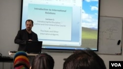 比約恩·亞歷山大·杜本博士在吉林大學國際與公共事務學院給學生講課 （杜本提供）