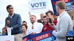 英國首相兼保守黨領袖辛偉誠(Rishi Sunak， 又譯蘇納克)在參觀英格蘭西南部的梅爾克沙姆鎮足球俱樂部時與支持者交談。英國議會選舉定於今年7月4日舉行。（2024年6月7日）