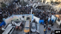 ຊາວປາແລັສໄຕນ໌ກວດກາຊາກຫັກພັງ ຫຼັງຈາກການບຸກໂຈມຕີຂອງອິສຣາແອລ ຢູ່ໃກ້ໂຮງຮຽນຂອງອົງການສະຫະປະຊາຊາດ ແລະ ອົງການບັນເທົາທຸກ ແລະ ວຽກງານຂອງອົງການ ສະຫະປະຊາຊາດ ສຳລັບອົບພະຍົບ ປາແລັສໄຕນ໌ (UNRWA) ໃນເມືອງ Khan Yunis, ທາງພາກໃຕ້ຂອງເຂດກາຊາ, ວັນທີ 21 ຕຸລາ 2023. 