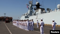 柬埔寨海軍官員在一個與中國海軍聯合演習後在一個海軍儀式上（資料照：2016年2月26日）