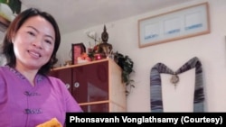 ຍານາງພອນສະຫວັນ ວົງລັດສະໝີ, ເຈົ້າຂອງກິດຈະການນວດແຜນບູຮານ Banlao The Spirit's House Massage ກໍາລັງຖືຜ້າຮ້ອນ ທີ່ກຽມໄວ້ສໍາລັບບໍລິການລູກຄ້າ.