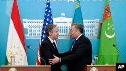 美国国务卿布林肯与哈萨克斯坦外长提留贝蒂在共同记者会上。（2023年2月28日）