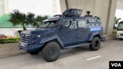 黎智英國安案開審，警方派出裝甲車在西九龍裁判法院外佈防。(美國之音/湯惠芸)