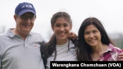 แดนนี แคสทีน และวรลักษณ์ บุญศศิวิมล คุณพ่อและคุณแม่ของ แมดดิสัน แคสทีน นักฟุตบอลทีมชาติไทยรุ่นอายุไม่เกิน 17 ปี 