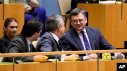 ທ່ານ​ດະ​ມີ​ໂຕ​ຣ ຄູ​ເລ​ບາ ລັດ​ຖະ​ມົນ​ຕີ​​ຕ່າງ​ປະ​ເທດ​ຂອງ​ຢູ​ເຄ​ຣນ (ຂວາ) ແລະ​ທ່ານ​ເຊີ​ກີ ກິ​ສ​ລິ​ສ​ຢາ ຜູ້​ຕາງ​ໜ້າ​ຖາ​ວອນ​ຂອງ​ຢູ​ເຄ​ຣນ ປະ​ຈຳ​ສະ​ຫະ​ປະ​ຊາ​ຊາດ ພວມ​ໂອ້​ລົມ​ກັນ ຫຼັງ​ຈາກ​ສະ​ມັດ​ຊາ​ໃຫຍ່ ລົງ​ຄະ​ແນນ​ສຽງ​ເຫັນ​ພ້ອມ ກັບ​ມະ​ຕິ​ສະ​ໜັບ​ສະ​ໜຸນ​ຢູ​ເຄ​ຣນ ເມື່ອ​ວັນ​ທີ 23 ກຸມ​ພາ 2023.