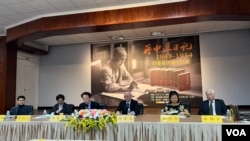 輔仁大學歷史學系教授林桶法和民國歷史文化學社社長呂芳上出席《蔣中正日記（1948-1954）》新書座談會。 （美國之音記者林乃絹拍攝）