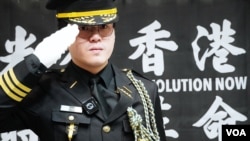 香港反送中示威者姜嘉伟在台湾成立“香港独立旗官” 旗队，旗官们将演练英式步操，并升起光复香港旗帜，他说，这是要以“仪式感”保留香港文化)。 (美国之音特约记者庄志伟拍摄)