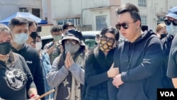 蔡天鳳現任丈夫 Chris(右一）與蔡天鳳母親（右二）及Chris的媽媽譚太太等10多名親右，2月28日蔡天鳳遇害後”頭七”，到案發地點大埔龍尾村拜祭。(美國之音湯惠芸)