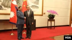 2024年3月26日尼泊爾外長施雷斯塔(左)和中國外長王毅在北京舉行會談（尼泊爾外交部提供）