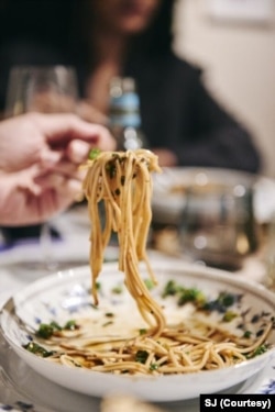 印度新德里一家聚餐俱樂部的成員在享用中國四川麻辣餐（美國之音特約記者賈尚杰拍攝）