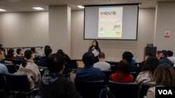 11月17日独立纪录片《中原纪事》放映会结束后，女权活动人士李思磐发表演讲。（美国之音 周星晨）