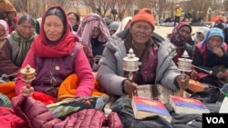 2024年4月5日，數百位達拉克人坐在抗議現場，要求印度政府把拉達克從中央直轄區變成一個邦。他們從今年2月開始就在這裡進行抗議，要求以印度一個邦的地位來獲得憲法保障，以保護他們的文化傳統和自然環境(美國之音/賈尚傑)