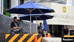 新加坡香格里拉酒店舉行亞洲安全論壇期間，廓爾喀士兵在入門站站崗。 （2023年6月2日）