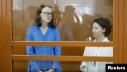 Евгения Беркович и Светлана Петрийчук, в судебном заседании в Москве, Россия, 8 июля 2024 года.