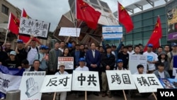 5月4日，洛杉磯民主人士和異議人士齊聚小東京地鐵站，觀看《異見者》電影並舉行遊行活動，抗議中共跨國鎮壓異議人士。