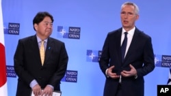 日本外相林芳正與北約秘書長斯托爾滕貝格在布魯塞爾舉行的北約外長會議期間出席記者會。（2023年4月4日）