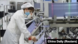 中国江苏省宿迁市一家半导体芯片公司的工人在生产线上。（2023年2月28日）