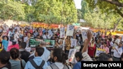 數百名記者聚集在印度首都，抗議NewsClick的記者因受到中國資助而被突襲和逮捕 (美國之音/賈尚杰)