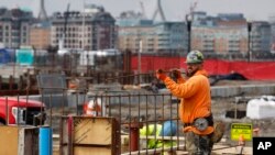 建築工人正在施工。