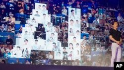 资料照：中国百度首席执行官李彦宏在北京举行的2018年百度创造大会上谈论人工智能。（2018年7月4日）