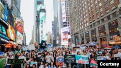 “青鸟行动”在六四35周年当天在纽约时报广场做广告，全天播放“挺台湾民主”视频，并吸引众多人到现场助威。（海外青鸟公妈应援团照片）