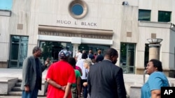 資料照片：2023年8月14日，在阿拉巴馬州伯明翰的聯邦法院外，人們排隊等候旁聽選區重劃聽證。