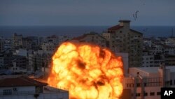 2023年10月8日，以色列空襲加沙市後，大火和濃煙滾滾。