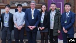 英國港人研討會主辦者之一的劉祖廸（圖左）（攝影：美國之音鄭樂捷）