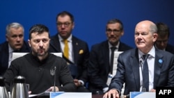 烏克蘭總統澤連斯基(Volodymyr Zelenskyy)和德國總理奧拉夫·肖爾茨(Olaf Scholz)於2024年6月11日在柏林舉行的烏克蘭復興會議上。