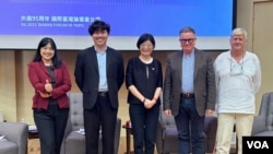 駐台外媒記者暢談亞洲媒體環境的變化，與談者包括前路透社北亞區總編輯菲爾·史密斯（右一）、《紐約時報》記者儲百亮（右二）、台灣外國記者會會長週浩霖（左二）。（美國之音特約記者楊安攝影）
