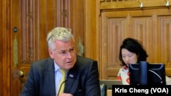 英國保守黨國會議員勞頓（Tim Loughton）。 (美國之音記者 鄭樂捷)