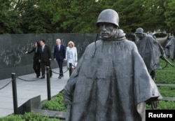 美國總統喬·拜登夫婦與南韓總統尹錫悅夫婦共同前往華盛頓的韓戰紀念碑敬獻花圈。（2023年4月25日）