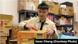 在等候庇護審批期間，也做店員將貨品上架。 (圖片來源：鄭家朗臉書網站)