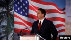 佛罗里达州长德桑蒂斯在奥兰多的佛罗里达家庭政策委员会年度晚宴期间发表讲话。(2023年5月20日)