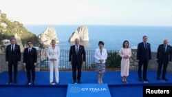 七國集團的外交部長們和歐盟外交政策負責人在意大利卡布里島出席七國集團外長峰會期間拍攝合照。 （2024年4月18日）