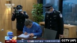 中國官媒CCTV播放警察對諮詢企業凱勝融英進行突襲搜查的錄像。（2023年5月9日）
