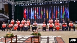 湯加王儲圖普托阿`烏盧卡拉拉（中左）、聯合國秘書長安東尼奧`古特雷斯（中右）和各太平洋島國領導人在湯加首都努庫阿洛法出席太平洋島國論壇。 (2024年8月26日)