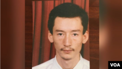 薩迪爾丁·夏木希丁（Sadirdin Shamseden），由祖拜拉．夏木希丁（Zubayra Shamseden）提供，拍攝日期不詳。