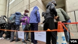 香港壹傳媒創辦人黎智英國安案12月19日踏入第二日審訊，西九龍裁判法院大樓外繼續有大批市民及懷疑”排隊黨”輪候旁聽席籌號。(美國之音/湯惠芸)