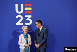 歐盟委員會主席烏蘇拉·馮德萊恩 (左)