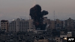 以色列對加沙地帶與哈馬斯武裝分子有關的目標進行空襲後黑煙升起。（2023年2月23日）