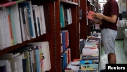 2020年6月23日，一名男子在中國香港的獨立書店就讀。 （路透社照片）