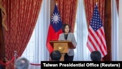 台湾总统蔡英文在与到访的美国国会众议院外交事务委员会主席麦考尔举行午餐会时发表讲话。(资料图2023年4月10日)