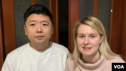 居住在烏克蘭敖德薩的北京青年王吉賢和妻子達莎接受美國之音記者斯洋專訪（採訪視頻截圖）