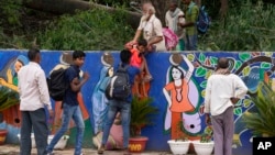 資料照片: 2023年8月24日印度民工在G20峰會宣傳牆邊