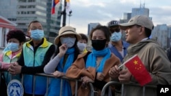 幾名中國人在蒙古首都烏蘭巴托廣場等待教宗方濟各的到來。（2023年9月2日）